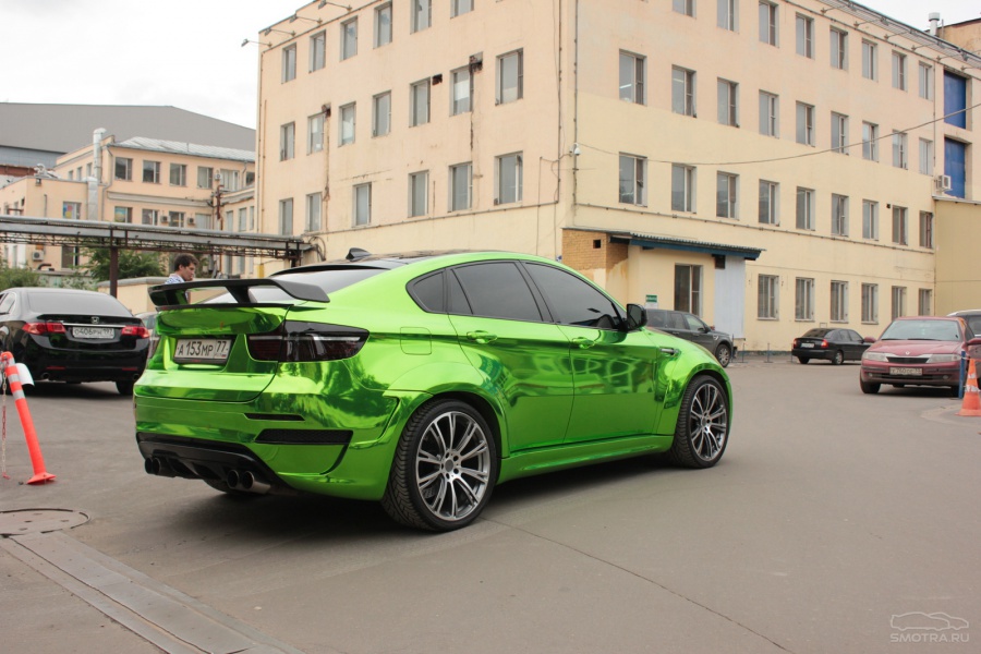 Перед вами новый облик BMW X6M Lumma который поражает скоростью смены обличий и цветов. Зеленый хром.